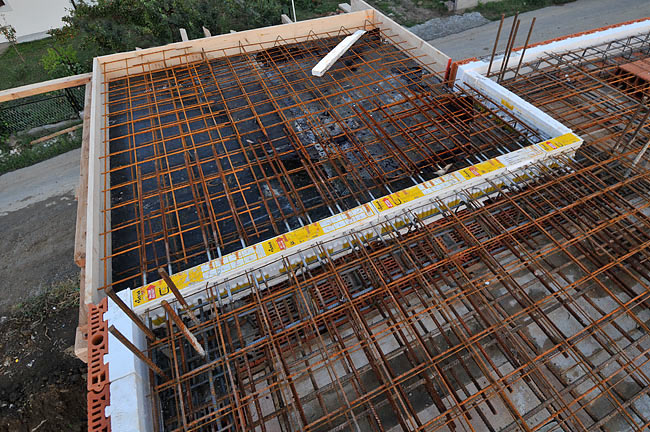 Schöck Isokorb Type K 12/10 positioned in the reinforcement of the balcony